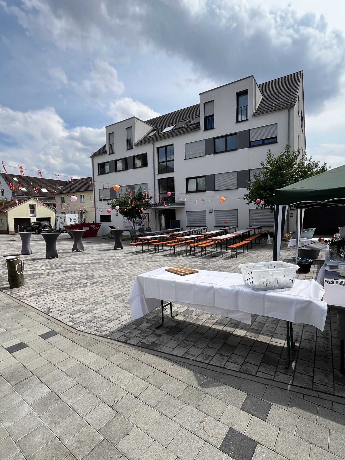 Festlich eingedeckte Tafel im Hof