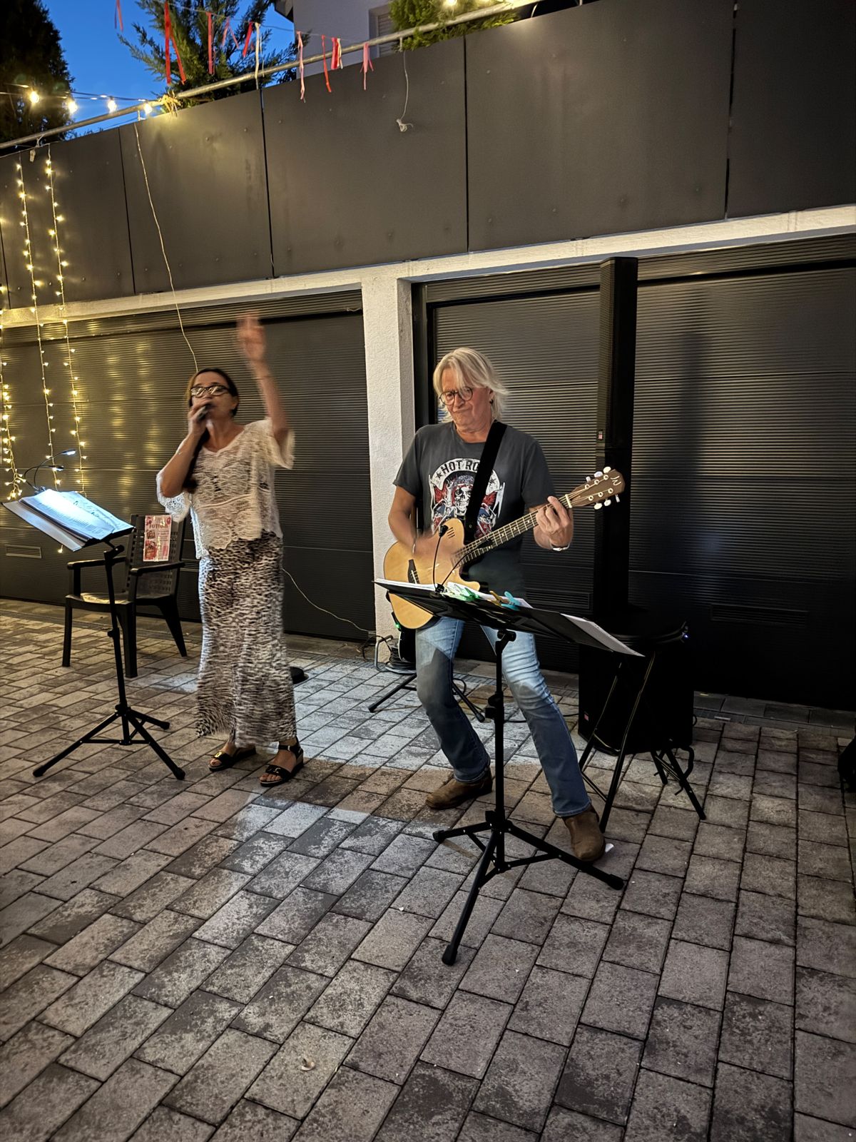 Richy und Bonjana live: Gitarre und Gesang