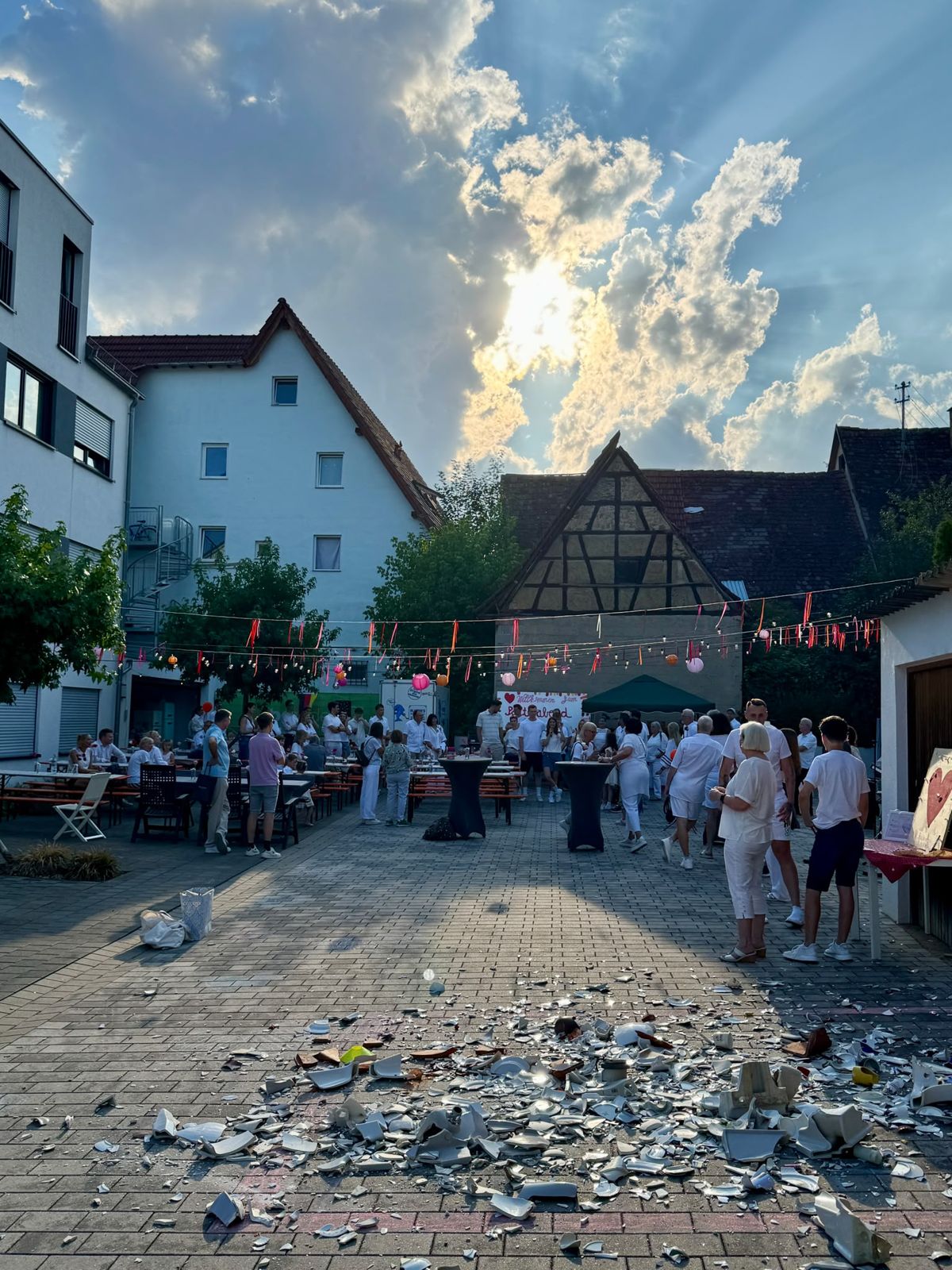 Der Hof beim Poltern, mit Scherbenglück