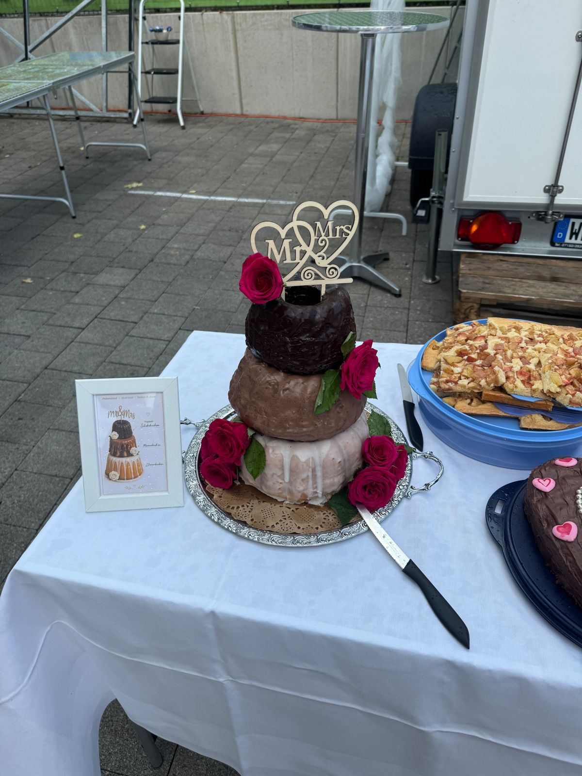 Dreistöckiger Gugelhupf-Turm mit Rosen