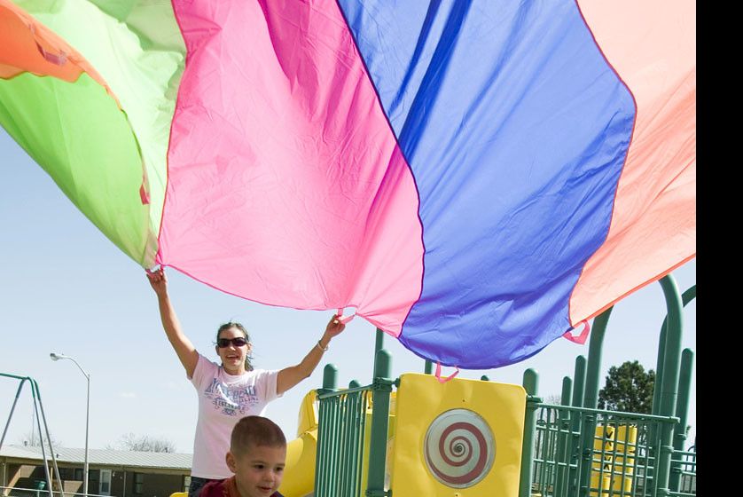 Buntes Fallschirm-Schwungtuch