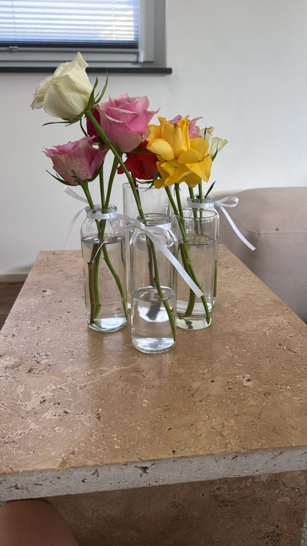 Vasen mit Rosen